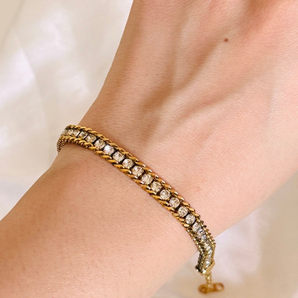 Fine Loop Bracelet